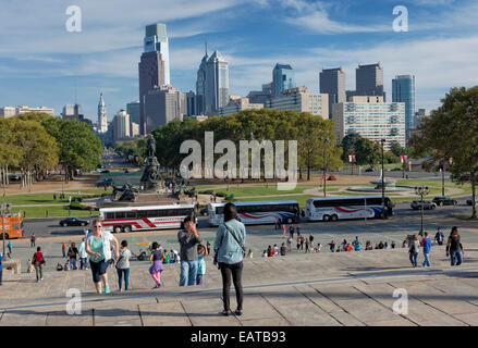 Blick auf Downtown Philadelphia von den Stufen des Kunstmuseums Stockfoto