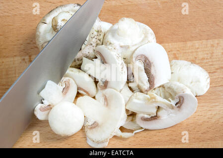 Champignon kultiviert in Scheiben geschnitten auf Ol Holztisch Stockfoto