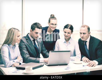 Business-Team mit Laptop mit Diskussion Stockfoto