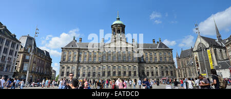 AMSTERDAM, AUGUST 4: der königliche Palast - Koninklijk Paleis Amsterdam - auf dem Dam-Platz am 4. August 2014 in Amsterdam Stockfoto