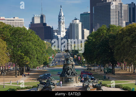 Blick auf das Washington Monument und dem Stadtzentrum von Philadelphia aus den Schritten des Kunstmuseums Stockfoto