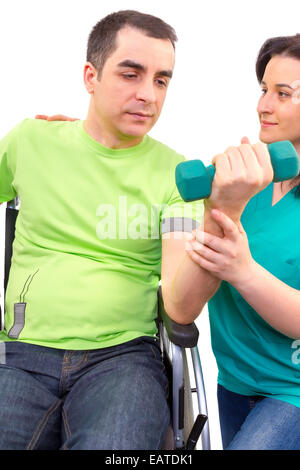 Physiotherapeut arbeitet mit Patienten in Händen heben Gewichte. junger Erwachsener im Rollstuhl. Stockfoto