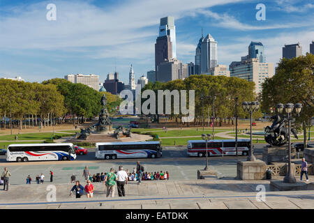 Blick auf die Innenstadt von Philadelphia von den Stufen des Kunstmuseum & Touristen... Stockfoto