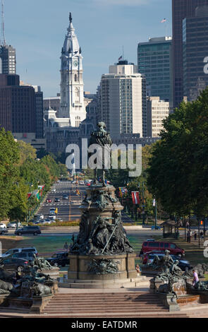 Blick auf die Innenstadt von Philadelphia von der Treppe des Museums für Kunst zeigt das Washington Monument Stockfoto