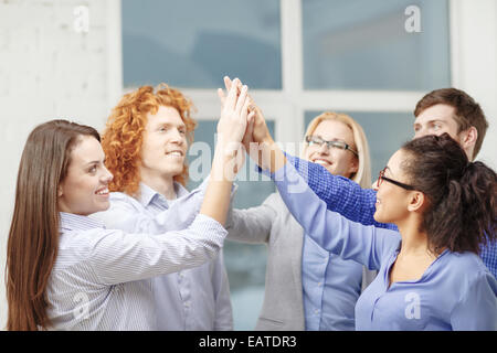 kreatives Team hoch fünf Geste im Büro zu tun Stockfoto