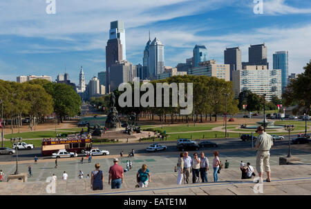 Blick auf Downtown Philadelphia von den Stufen des Kunstmuseums Stockfoto