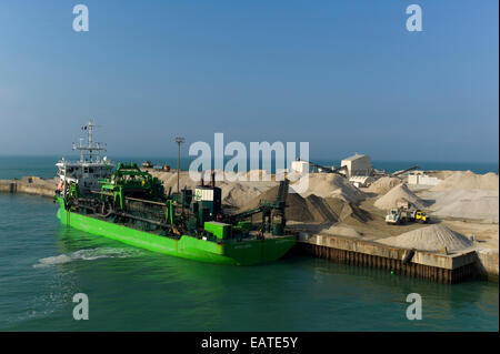 Kies und Sand verladen auf Schiff Stockfoto