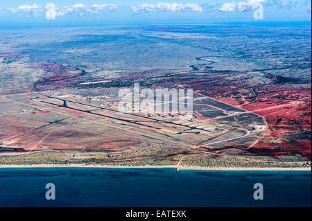 Eine Luftaufnahme von einem Flughafen und Start-und Landebahn Asphalt in eine Küstenwüste. Stockfoto