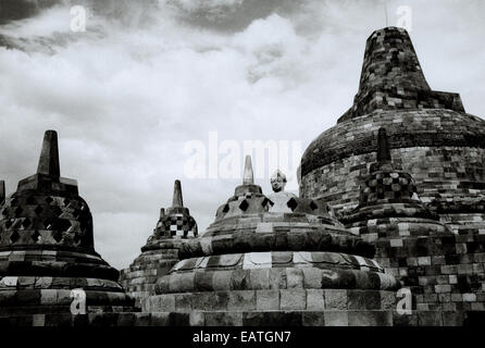 Welt zu reisen. Stupa am buddhistischen Denkmal Borobudur in Magelang Yogyakarta in Indonesien in Südostasien. Fernweh-Eskapismus-Geschichte-Kultur Stockfoto
