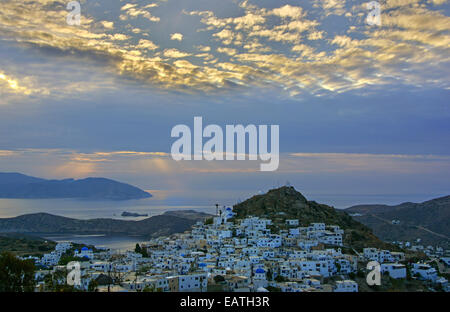 Panoramablick auf Chora (Chora) Dorf bei Sonnenuntergang mit Blick auf das Ägäische Meer, im Insel Ios, Kykladen, Griechenland Stockfoto