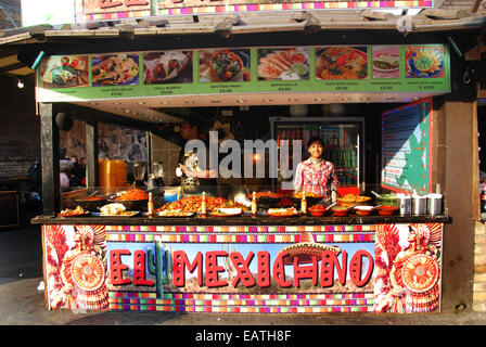 Foodstall in Camden Market, London, Vereinigtes Königreich Stockfoto