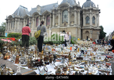 Trödel in Lille Braderie vor Palais des Beaux Arts, Frankreich Europa Stockfoto