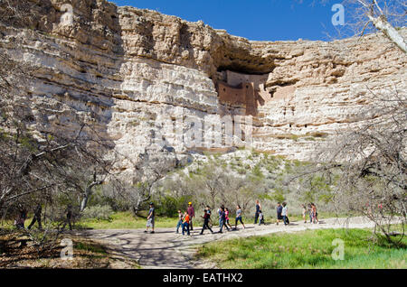 Einer Schulgruppe unterhalb der Sinagua Klippe Wohnung von rund 1100 AD. Stockfoto