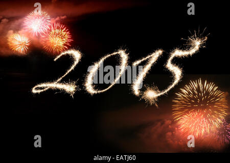 Feuerwerk auf einem schwarzen Hintergrund rund um 2015 in Wunderkerzen, darstellt, feiern das neue Jahr geschrieben. Stockfoto