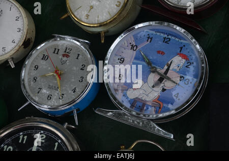 Sammlung von Vintage Wecker auf dem Display an Lille Braderie 2014 Stockfoto