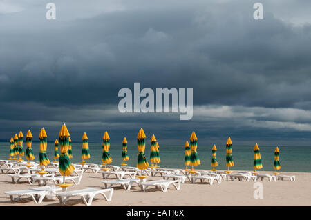 Dies ist das Back-End am Strand.  Sonnenschirme abgeschlossen wurde, der Zauber von schönem Wetter gebrochen hat. Stockfoto