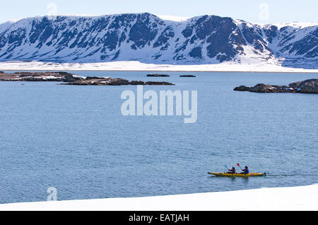 Kajakfahren im Mosselbukta auf der nördlichen Küste von Spitzbergen. Stockfoto