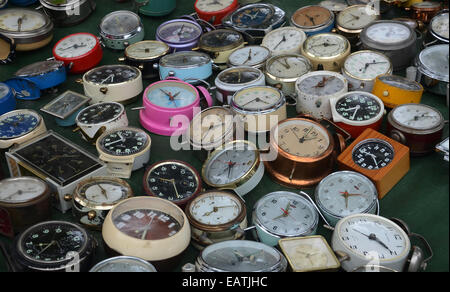 Sammlung von Vintage Wecker auf dem Display an Lille Braderie 2014 Stockfoto