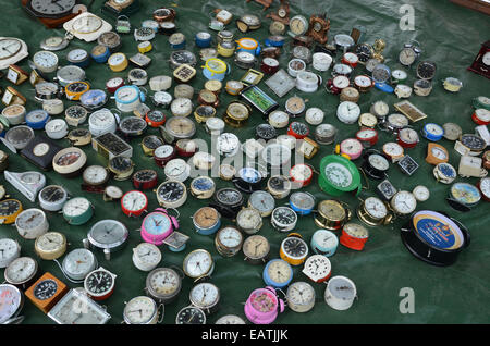 Sammlung von Vintage Wecker auf dem Display an Lille Braderie 2014 Stockfoto