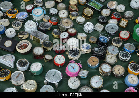 Sammlung von Vintage Wecker auf dem Display an Lille Braderie 2014 Stockfoto