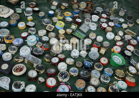 Sammlung von Vintage Wecker auf dem Display an Lille Braderie 2014 Stockfoto