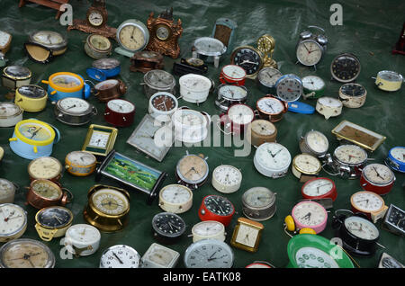 Sammlung von Vintage Wecker auf dem Display an Lille Braderie 2014 Stockfoto