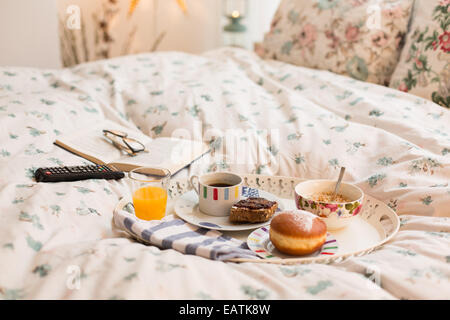 Frühstück im Bett mit Kaffee und Saft. Stockfoto