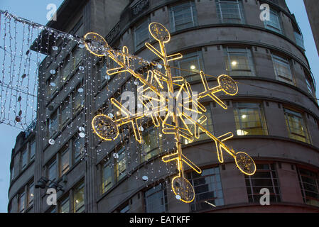 Leicester Square, London, UK. 20. November 2014. Weihnachtsbeleuchtung in Piccadilly Circus Credit: Matthew Chattle/Alamy Live News Stockfoto