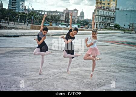 Klassische Ballerinas aus dem Nationalballett Kuba am Malecon. Stockfoto