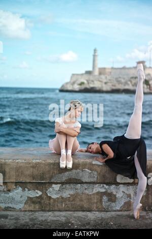 Klassische Ballerinas aus dem Nationalballett Kuba am Malecon. Stockfoto