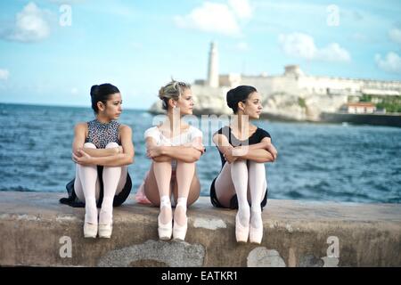 Klassische Ballerinas aus dem Nationalballett Kuba am Malecon. Stockfoto