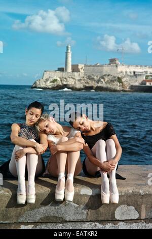 Klassische Ballerinas aus dem Nationalballett Kuba am Malecon. Stockfoto
