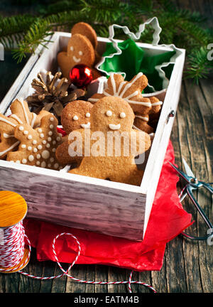 Holzkiste mit Lebkuchen Weihnachtsgebäck und Ornamente für Geschenk Stockfoto