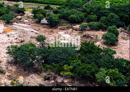 Ein Dorf in einer Savanne schlicht von tobenden Fluten zerstört. Stockfoto