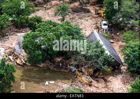 Ein Dorf in einer Savanne schlicht von tobenden Fluten zerstört. Stockfoto