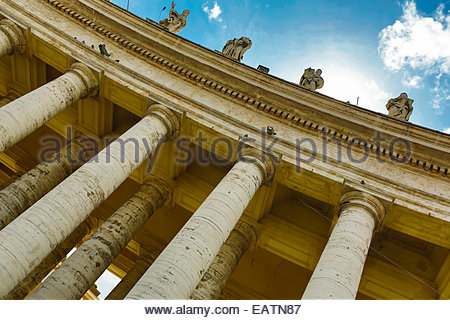 Die Kolonnaden, ist eine architektonische Besonderheit in St. Petersplatz Stockfoto