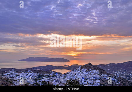 Panoramablick auf Chora (Chora) Dorf bei Sonnenuntergang mit Blick auf das Ägäische Meer, im Insel Ios, Kykladen, Griechenland Stockfoto