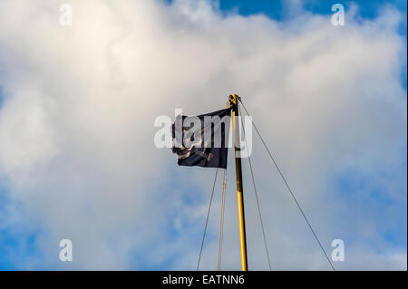 Eine Piratenflagge Piratenflagge vom Mast einer Yacht. Stockfoto