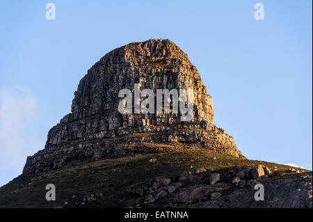 Der robuste Löwe Kopf Klippe ragt in den Himmel über Kapstadt. Stockfoto