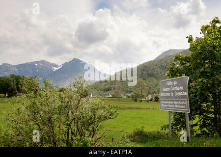 Zweisprachige Gälisch Englisch Ortsschild Willkommen in Glencoe, Highland, Schottland, Großbritannien, Großbritannien, Europa. Stockfoto