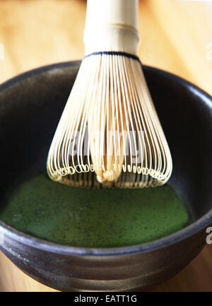 Matcha-Pulver Bio-Grüntee mit einem Bambus-Tee-Pinsel Stockfoto