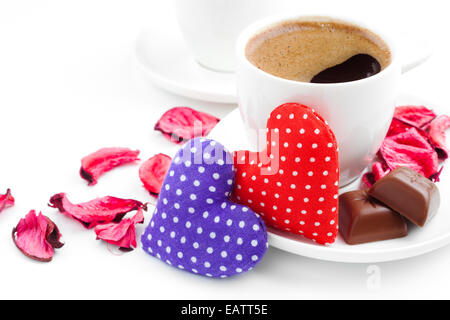 zwei Kaffeetassen, Herzen, Rosenblätter und Pralinen zum Valentinstag Stockfoto
