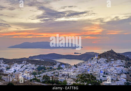 Panoramablick auf Chora (Chora) Dorf bei Sonnenuntergang mit Blick auf das Ägäische Meer, im Insel Ios, Kykladen, Griechenland Stockfoto