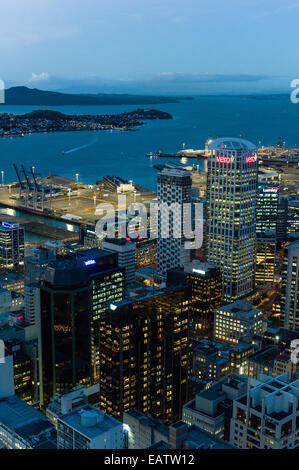 Die Neonlichter von Auckland City Skyline Overing Half Moon Bay. Stockfoto