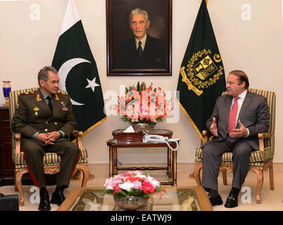 (14112)--ISLAMABAD, 20. November 2014 (Xinhua)--Foto veröffentlicht durch die Presse Informationen Abteilung (PID) am 20. November 2014, zeigt Pakistani Prime Minister Nawaz Sharif (R) Begegnung mit der russische Verteidigungsminister Sergei Shoigu beim Premierminister Haus in Islamabad, der Hauptstadt von Pakistan. Pakistanische und russischen Verteidigungsminister Kooperationsvertrag einen militärische Donnerstag auf den Austausch von Meinungen und Informationen zu politisch-militärischen Fragen sowie gegenseitiges Vertrauen und die internationale Sicherheit zu stärken.   (Xinhua/PID) Stockfoto