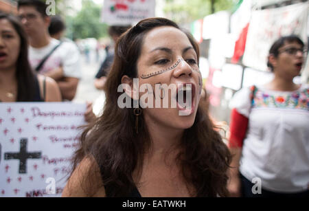 Buenos Aires, Argentinien. 20. November 2014. Mexikanische Volk schreien Parolen während einer Kundgebung fordern die sichere Rückkehr der 43 fehlt mexikanische Studenten außerhalb der mexikanischen Botschaft in Buenos Aires, Argentinien, 20. November 2014. © Martin Zabala/Xinhua/Alamy Live-Nachrichten Stockfoto