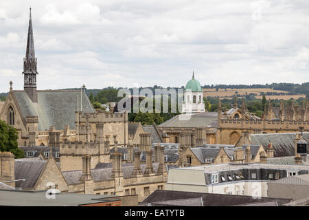 UK, Oxford, Aussicht über Oxford Dächer in Richtung die Radcliffe Camera grüne Kuppel und die Kirche St. Michael am Nordtor. Stockfoto