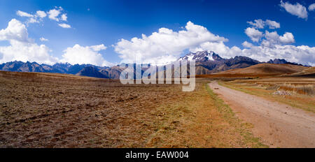 Blick auf die Cordillera urupampa Bergkette in den peruanischen Anden, über das Heilige Tal, Peru Stockfoto