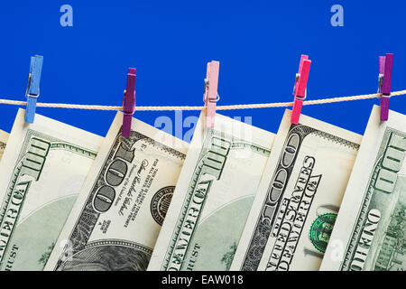 Hundert Dollar an einer Wäscheleine hängen. Geldwäsche Konzept Geld Stockfoto