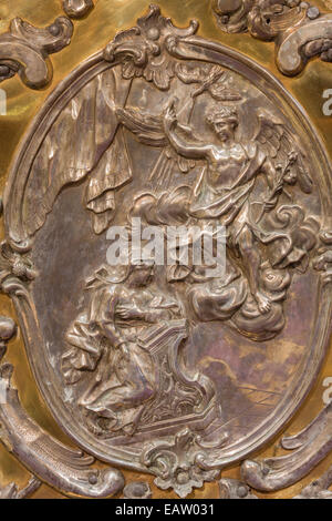 Trnava - Metallrelief der Verkündigung auf dem Altar in der Kapelle der Jungfrau Maria im St.-Nikolaus-Kirche. Stockfoto